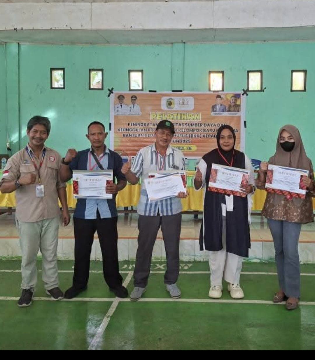 Peserta pelatihan menerima sertifikat