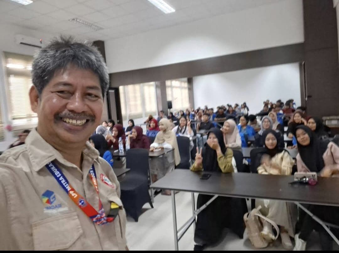 Mentor selfie bersama peserta pelatihan