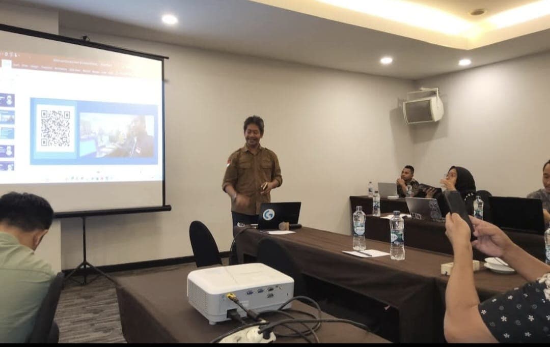 Pembicara presentasi di depan peserta