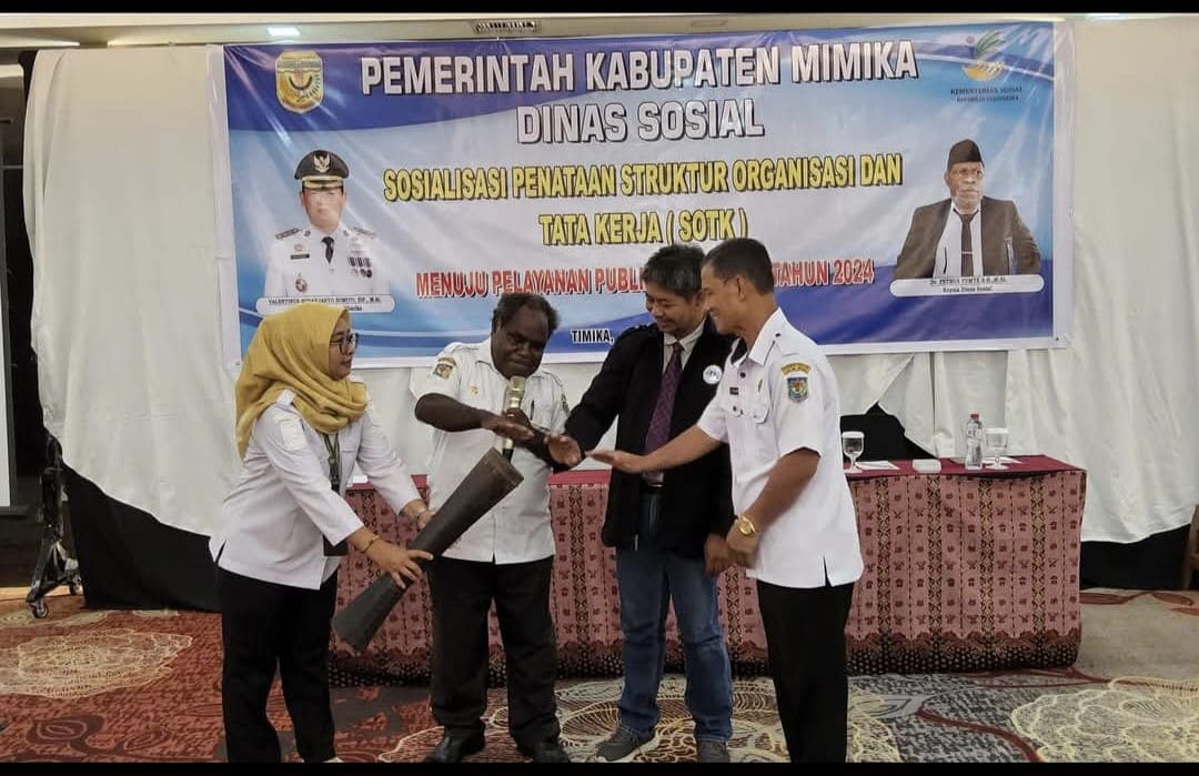 Seremoni simbolis dengan banner sosialisasi