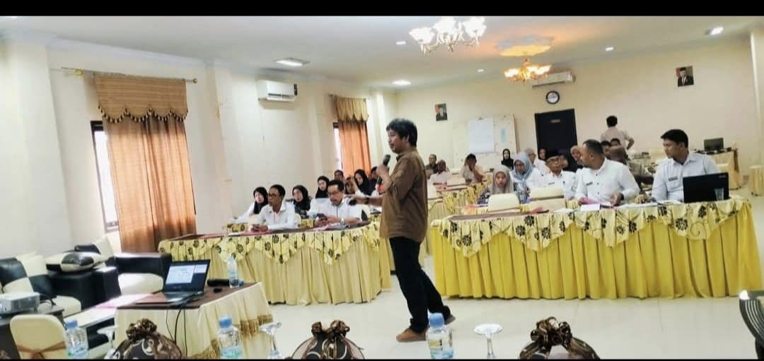 Pembicara di depan peserta dalam ruangan