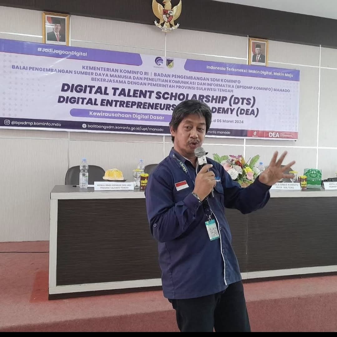 Mentor di depan banner Digital Talent Scholarship
