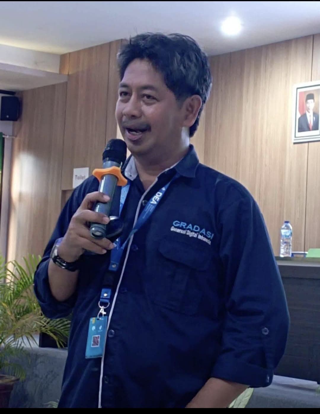 Mentor berbicara dengan mikrofon di acara GRADASI